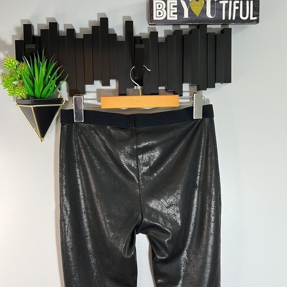 HUE distressed leatherette leggings, black size medium EUC - Picture 5 of 9